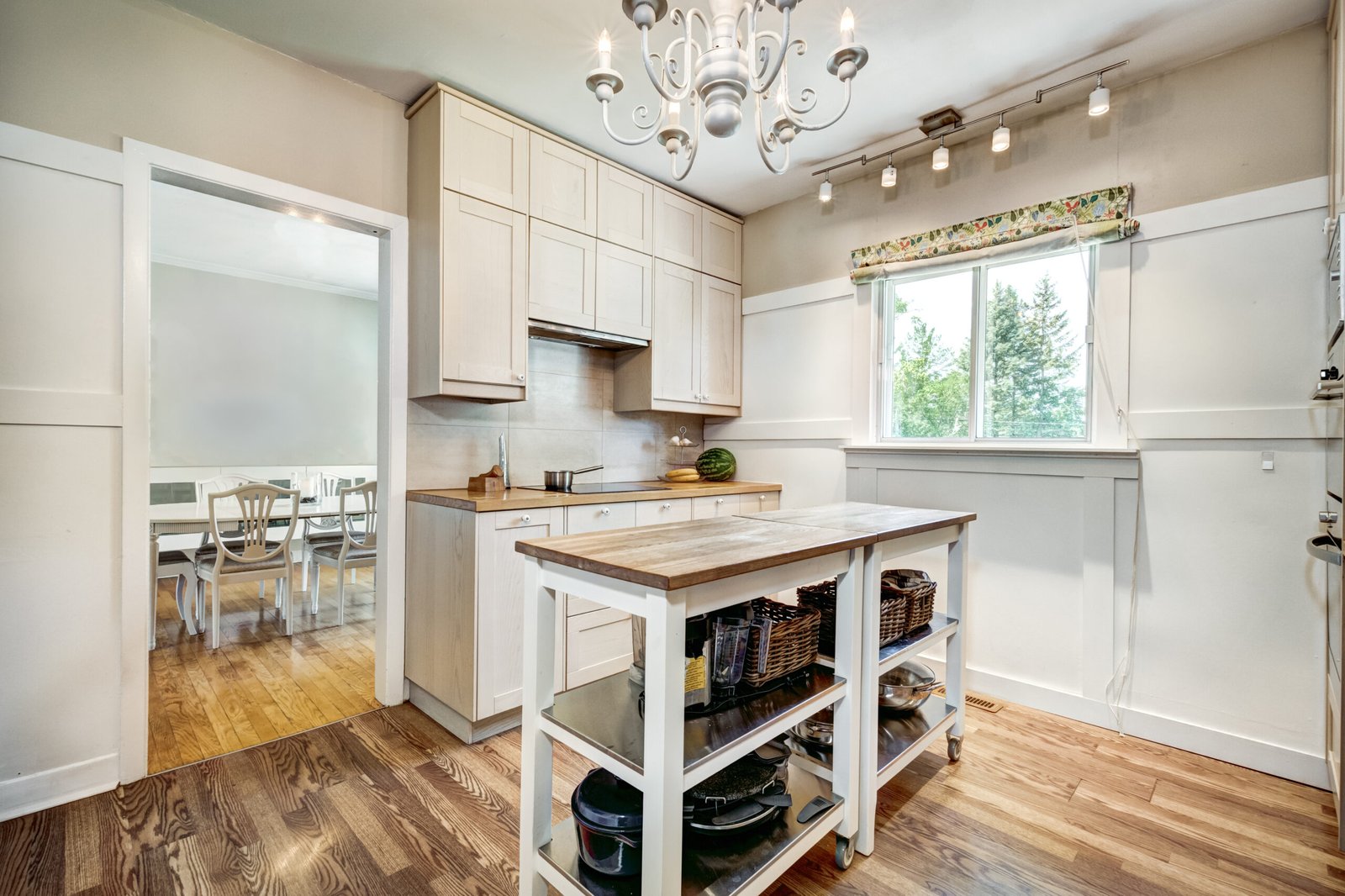 Cocina funcional y luminosa